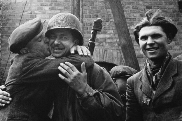 Ein US-amerikanischer Soldat und ein deutscher Zivilist umarmen sich innig