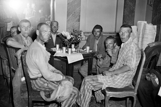 Befreite Zwangsarbeiter in einem Hotel