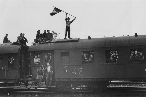 Ein Mann mit einer Fahne auf einem Zug