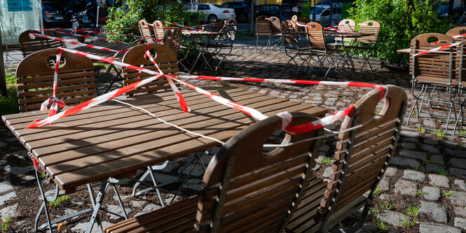 Tische mit Absperrband in Berlin