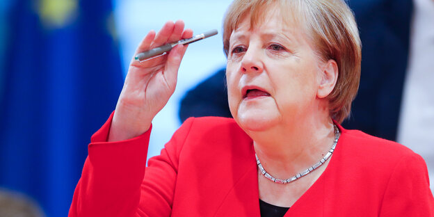 Angela Merkel gestikuliert.