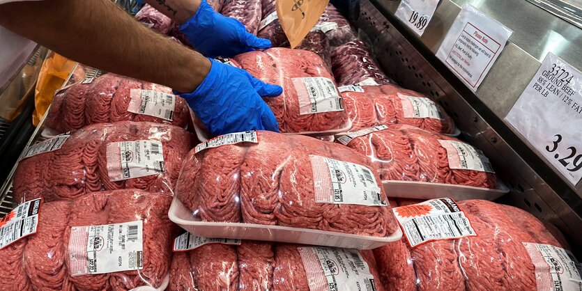 Packungen mit Hackfleisch in einem Supermarkt