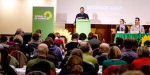Werner Graf am Rednerpult - der Landesvorsitzende von Bündnis 90/Die Grünen Berlin spricht bei der Landesdelegiertenkonferenz der Berliner Grünen im Dezember 2019