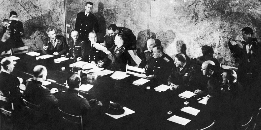 Frankreich, Reims: Unterzeichnung der Kapitulation am 7. Mai 1945 im Obersten Hauptquartier der Alliierten Expeditionsstreitkräfte in Reims durch die Deutschen Major Wilhelm Oxenius, General Alfred Jodl, Generaladmiral Hans-Georg von Friedeburg,