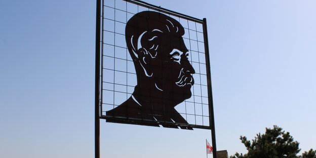 Konstruktion aus metall mit dem Konterfei von Josef Stalin. Konstruktion aus metall mit dem Konterfei von Josef Stalin.