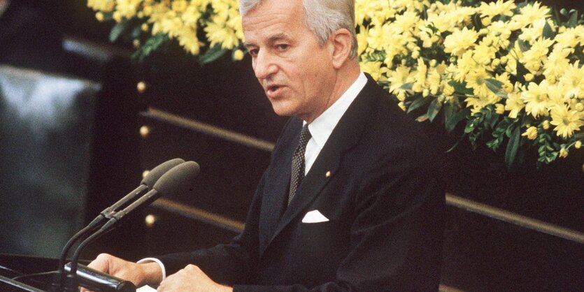 Bundespräsident Richard von Weizsäcker am Rednerpult des Bundestags.