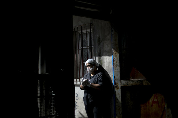 Eine Freiwillige steht an der Tür zu einer Suppenküche während der Coronakrise in Buenos Aires.