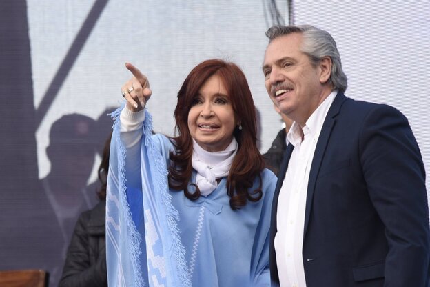 Die frühere Präsidentin Argentiniens Cristina Fernandez de Kirchner an der Seite von Alberto Fernandez und deutet nach vorne Die frühere Präsidentin Argentiniens Cristina Fernandez de Kirchner an der Seite von Alberto Fernandez und deutet nach vorne