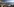 Blick von einer Restaurantterasse auf einen See.