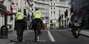 Berittene Polizisten patrouillieren in der fast leeren Regent Street in London