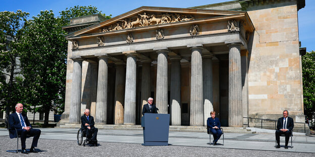 Frank Walter Steinmeer hält vor der Neuen Wache eine Rede ohne Publikum, auf den Stühlen im Abstand sitzen fünf wichtige Politiker, wie Merkel