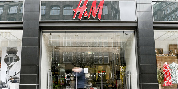 Ein Mann läuft vor dem geschlossenen Eingang eines Kaufhauses der Modekette H&M in der Innenstadt von Hamburg entlang.