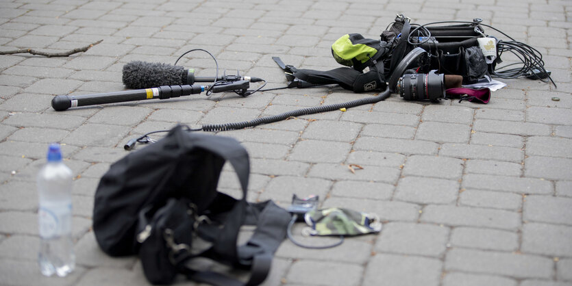 Mikrofon, Rucksack, Kamerausrüstung liegt am Boden