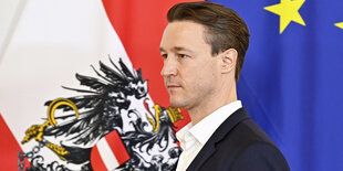 Finanzminister Blümel vor Österreich- und EU-Flagge