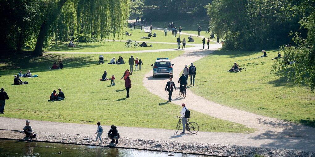 Menschen und Polizei in einem Berliner Park