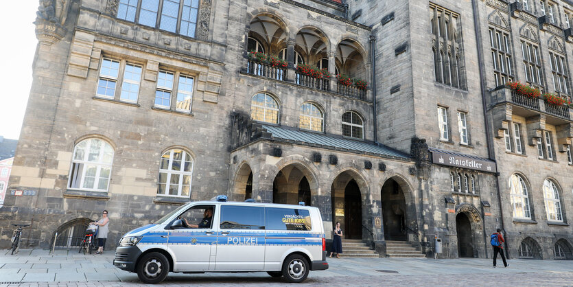 Ein Streifenwagen vorm Rathaus in Chemnitz.