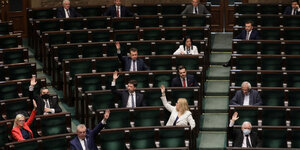 Das polnische Parlament - nur wenige Abgeordnete sitzen auf den Bänken, einige heben die Hand bei einer Abstimmung