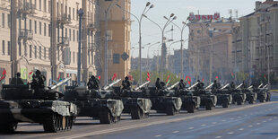 Panzerkolonne im Zentrum von Minsk