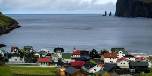 Eub Ausblick von oben auf eine kleine Siedlung auf den Färöern