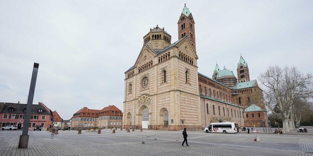 Ansicht vom Dom in Speyer sowie vom Domvorplatz