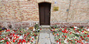 Viele Blumen vor dem Eingang der Synagoge in halle