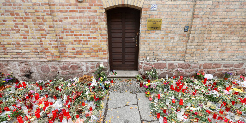 Viele Blumen vor dem Eingang der Synagoge in halle