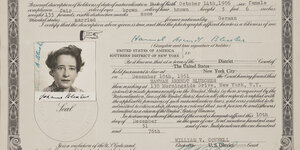 Die Einbürgerungsurkunde von Hannah Arendt. Ein kleines Passfoto von ihr und dazu viel Text.