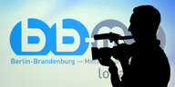 Schattenriss einer Person mit Kamera vor dem Schriftzug "Berlin-Brandenburg"
