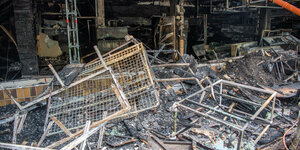 Ein ausgebrannter türkischer Lebensmittelmarkt in Waldkraiburg nach einem Brandanschlag am 27. April
