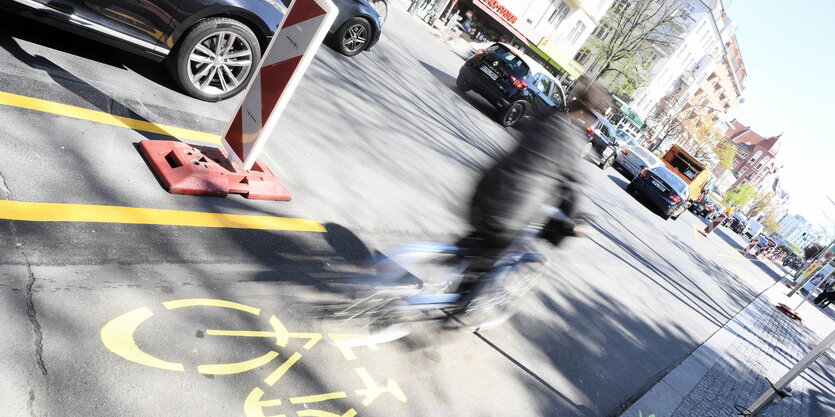 Wegen der Corona-Krise haben Berliner Bezirke auf Autofahrstreifen Fahrradwege markiert und provisorisch verbreitert.