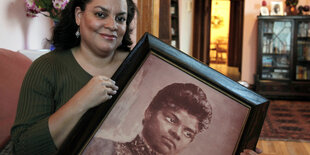 Michelle Duster hält ein bild ihrer Großmutter Ida B. Wells in der Hand