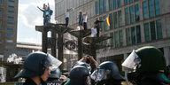 Gegner der Corona-Verordnungen auf einer Kundgebung auf dem Berliner Alexanderplatz