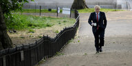 Großbritanniens Premier geht in London spazieren, mit einer Tasse Kaffee in der Hand