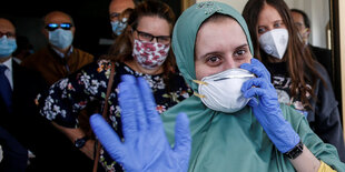 Silvia Romano mit Maske und blauen Gummihandschuhe