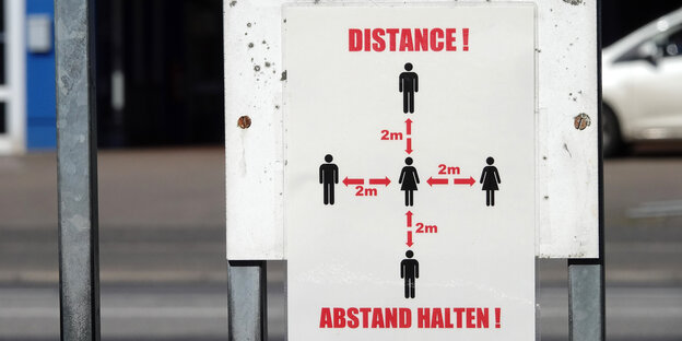 Immer zwei Meter: Ein Hinweisschild zu Abstandsgeboten ist in der Landesunterkunft für Flüchtlinge in Neumünster zu sehen