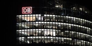 Die Konzernzentrale der DB in Berlin bei Nacht