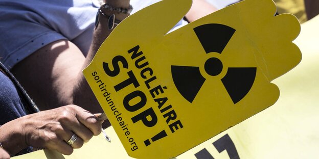 Stop nucleaire steht auf einem Plakat