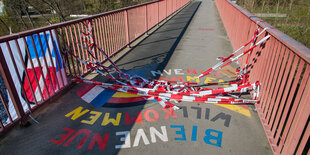 Absperrband der Polizei liegt auf der Brücke, die das saarländische Kleinblittersdorf mit dem französischen Grosbliederstroff verbindet am Boden.