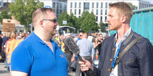 ein AFD Anhänger und der Videoblogger und Rechtsextremist Nikolai Nerling