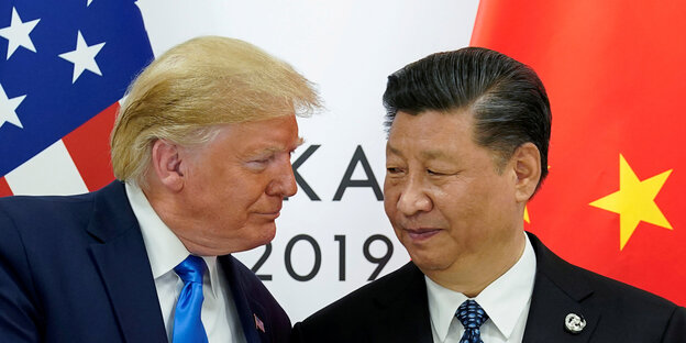 Donald Trump und Xi Jinping vor den Flaggen ihrer Länder