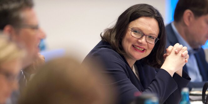 Andrea Nahles sitzt an einem Tisch mit anderen Genossen