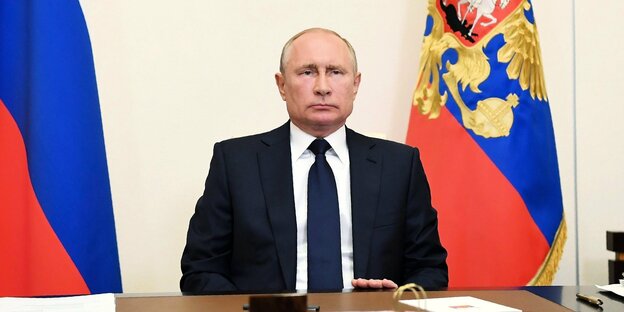 Wladimir Putin sitzt im Kreml an seinem Schreibtsich