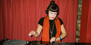 Meryem Erkus steht am DJ-Pult.
