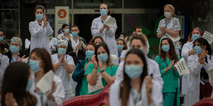 Medizinische Mitarbeiterinnen ndemonstrieren vor einem Krankenhaus