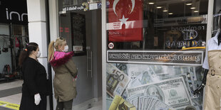 Passantinnen vor einer Wechselstube in Ankara