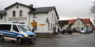 Ein Polizeiauto fährt an einem Veranstaltungsgebäude in Schnellroda vorbei, in dem eine AfD-Veranstaltung stattfindet