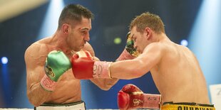 Boxer im Ring beim Schlagabtausch