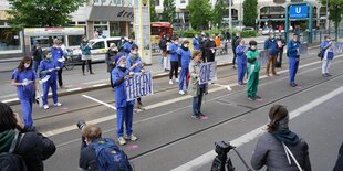 Menschen mit Mundschutzmasken nehmen vor dem Bundesgesundheitsministerium an einem Sprech-Chor vom Aktionsbündnis «Gesundheit ohne Profite» teil