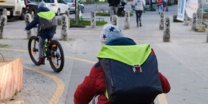 Zwei Schüler mit dem Fahrrad auf dem Weg zur Schule