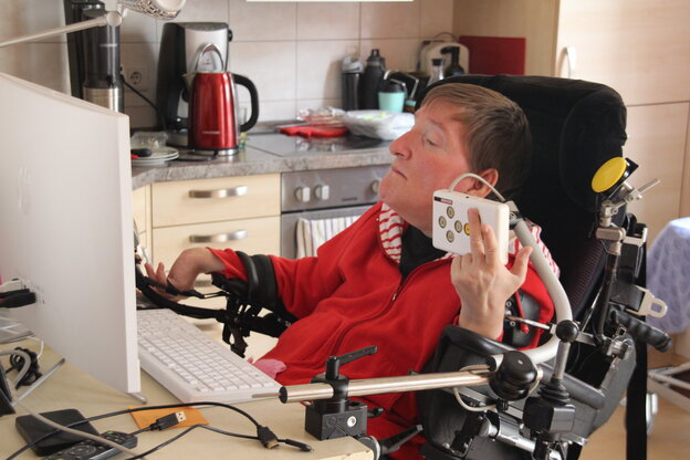 Behinderte Frau an einem PC Behinderte Frau an einem PC